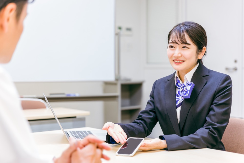 サービス2: 携帯販売業務委託（専門スタッフによる店頭販売・運営代行サービス）